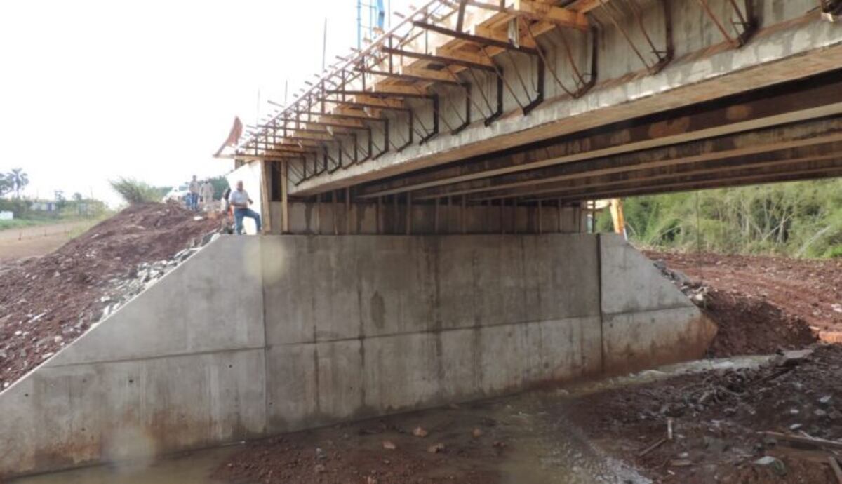La Dirección Provincial de Vialidad ejecuta el último tramo de la construcción del puente sobre el arroyo Tirica