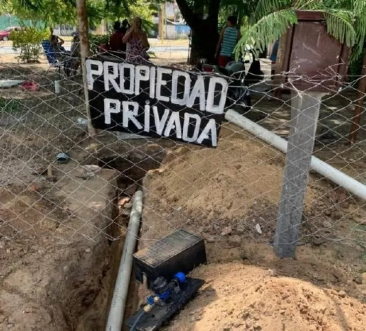 Usurparon parte de una plazoleta en Corrientes: hicieron conexiones de luz y agua