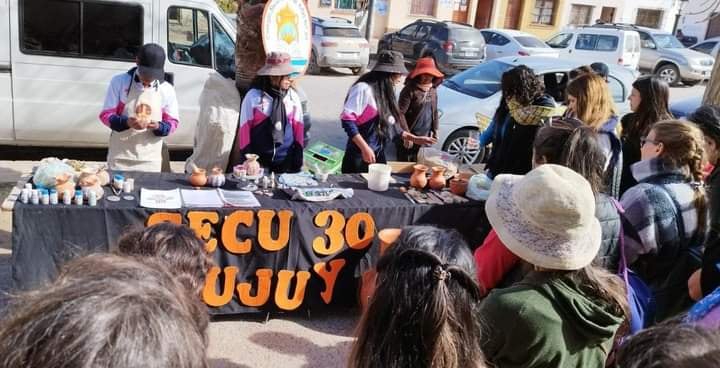 La delegación del Colegio Secundario de Artes N° 30 de Casira, Jujuy, mostró "en vivo" sus conocimientos y saberes sobre alfarería.