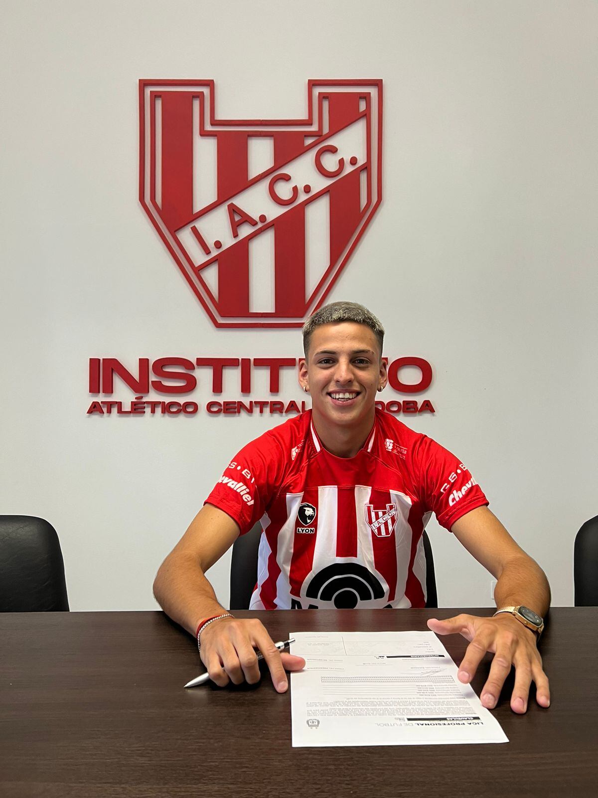 Jeremías Lázaro y la felicidad por firmar su primer contrato profesional. (Prensa IACC):