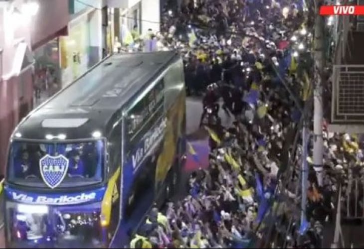 Los hinchas de Boca esperaron por horas al plantel y le dieron una gran recibida.