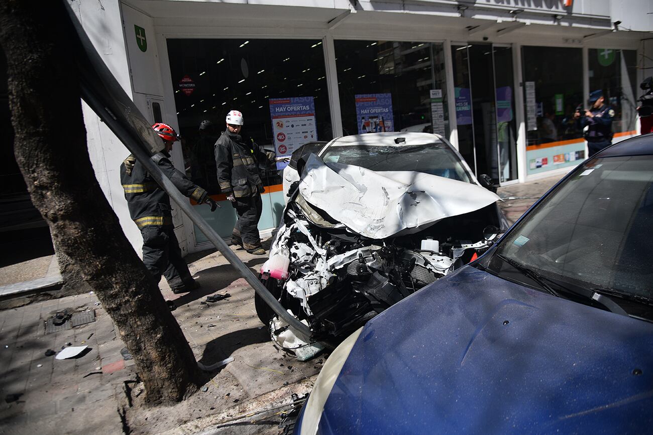 Un auto que arrolló a peatones, motos y otros vehículos
Ocurrió este jueves en pleno centro de la Capital, sobre bulevar Chacabuco. Al parecer, el conductor habría sufrido una descompostura. Hubo al menos 13 heridos, uno de gravedad. Chocó a 6 autos y dos motos

 (Pedro Castillo / La Voz)