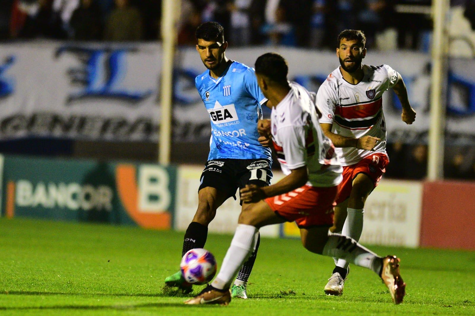 Racing y Chacarita, en Nueva Italia, por la fecha 10 de la Zona B de la Primera Nacional. (Ramiro Pereyra / La Voz)