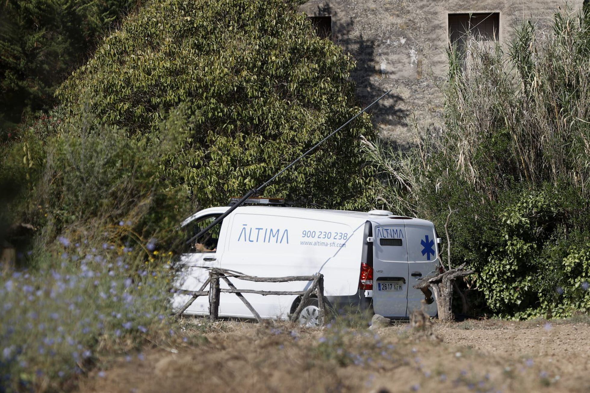 Una camioneta funeraria retiró los restos de la mujer asesinada.