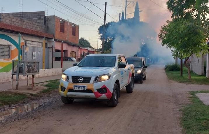 Operativos de fumigación contra el dengue en barrios de la ciudad durante semana santa. (Municipalidad de Córdoba)