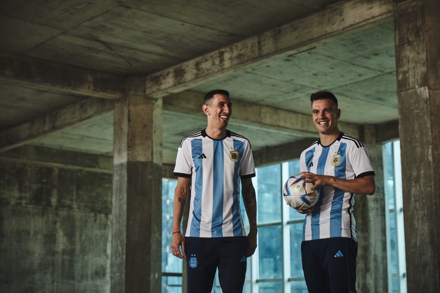 Di María y Lo Celso posan con la nueva camiseta de la Selección Argentina para el Mundial de Qatar 2022.