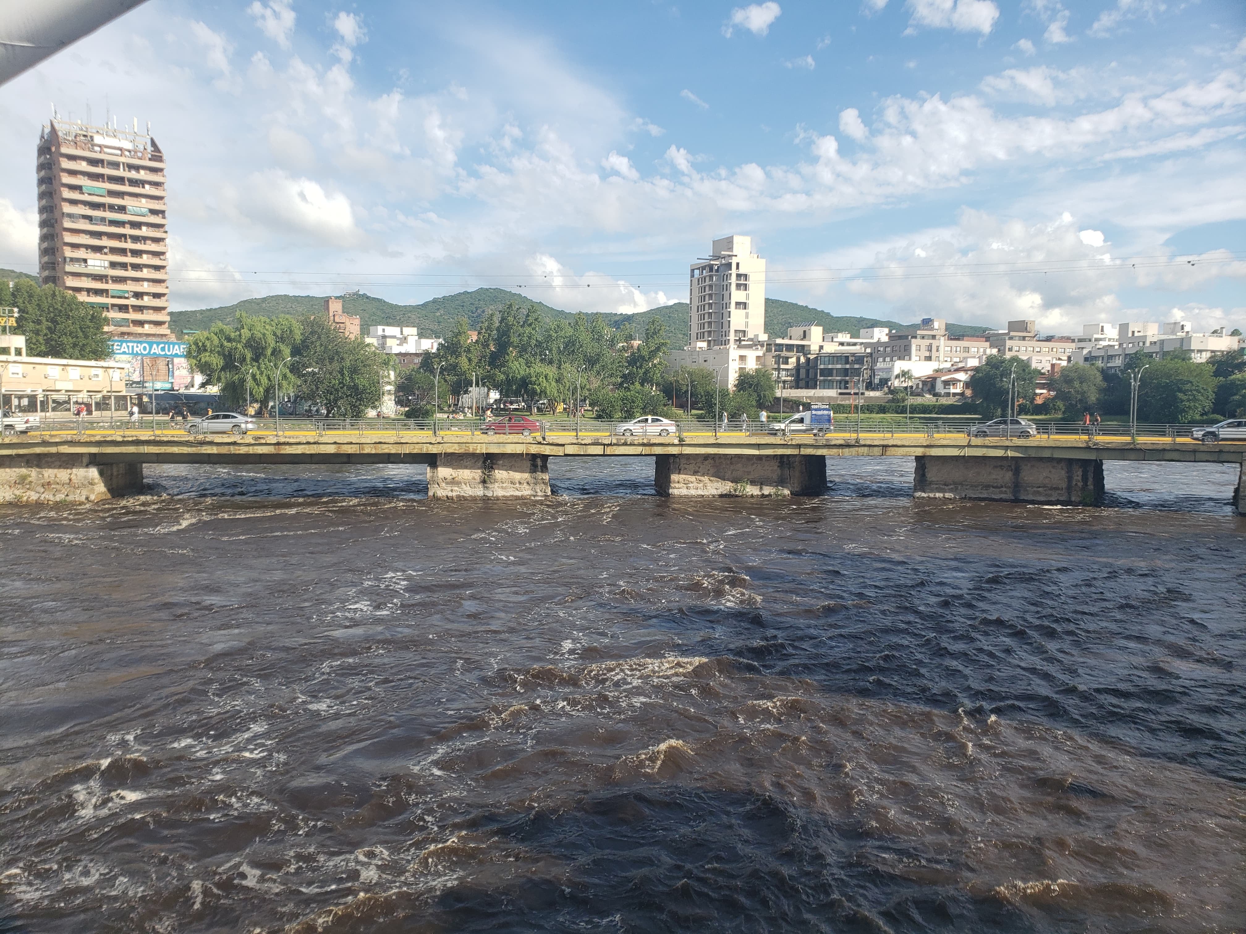 Llegó la creciente al dique San Roque en Carlos Paz.