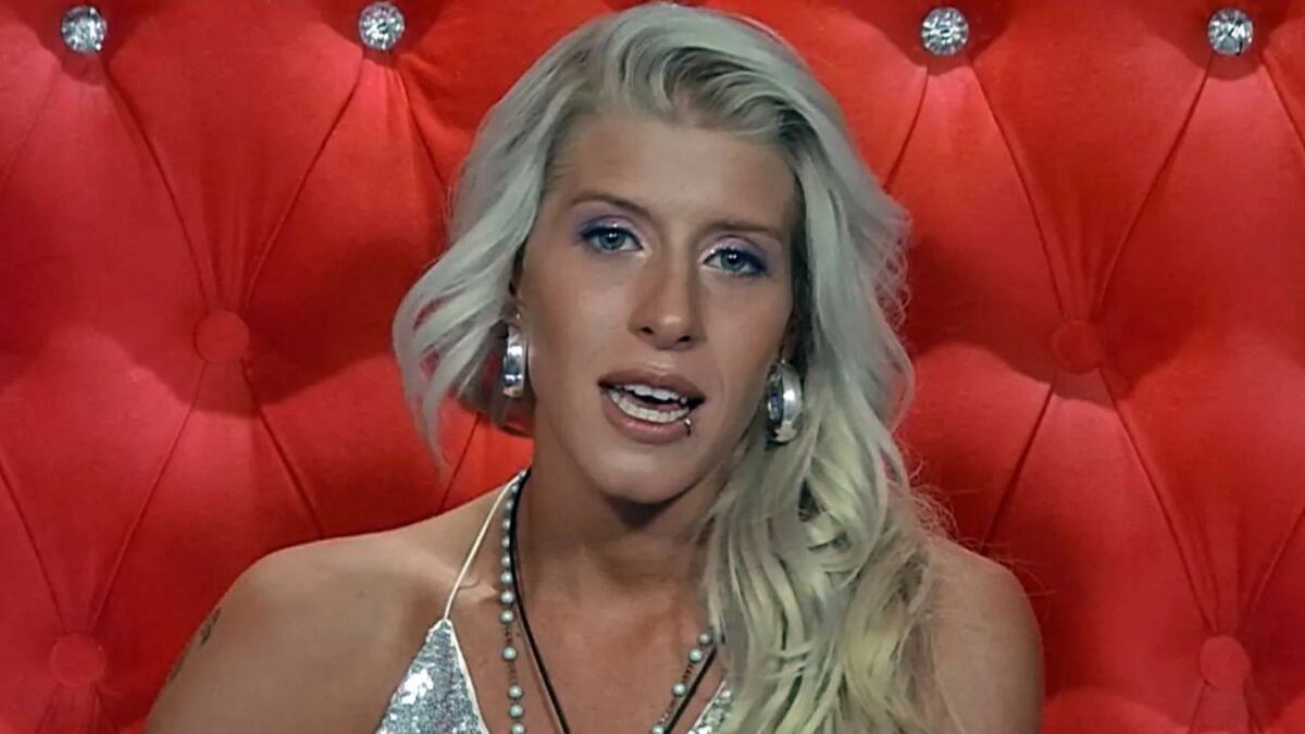 De espaldas a la cámara, Camila de Gran Hermano lo dio todo con un minivestido transparente