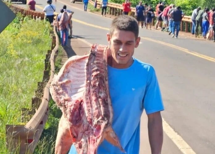 Despiste de un frigorífico en Campo Viera: vecinos se llevaron la carne que transportaba el camión.