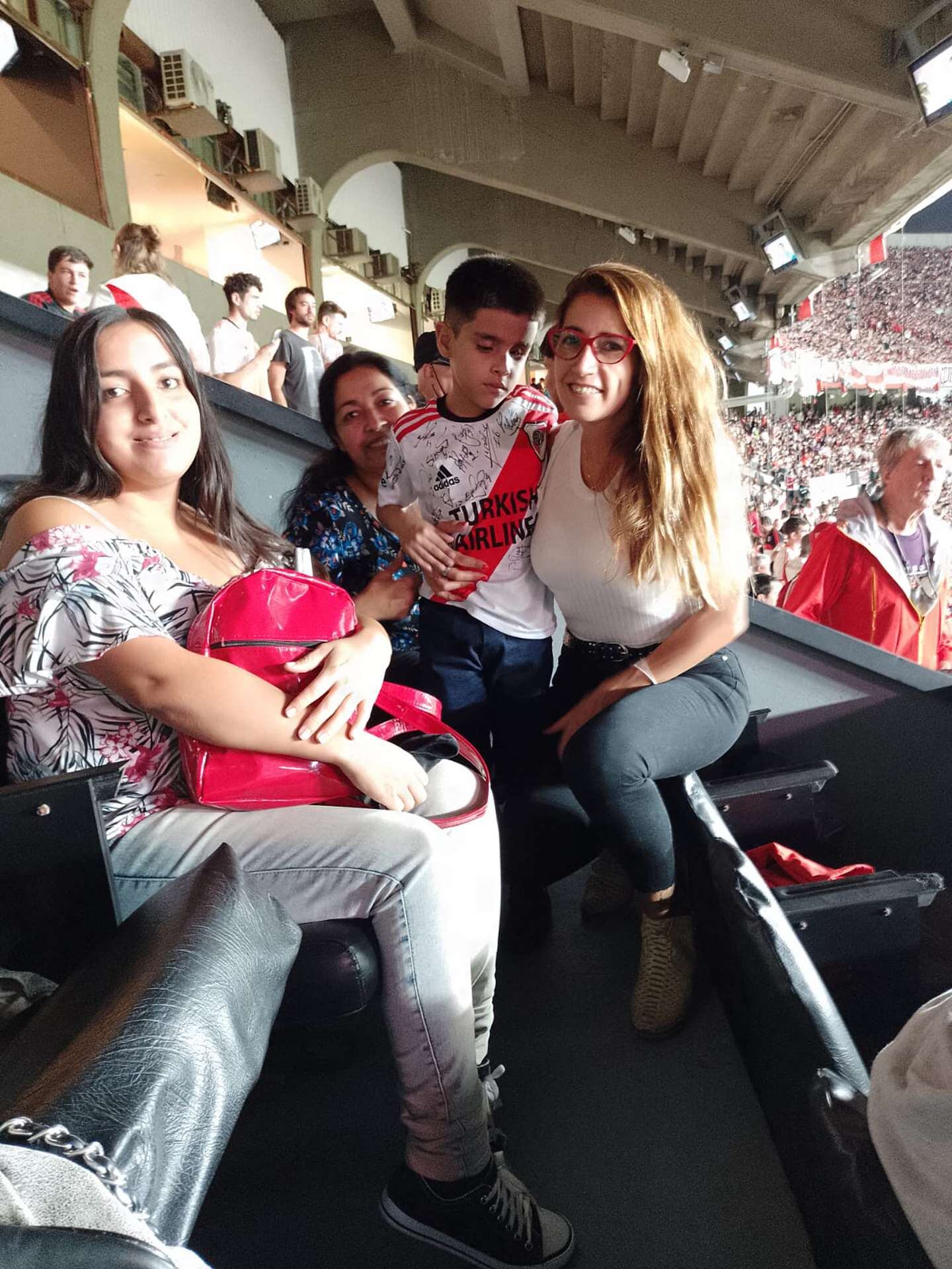 Maxi junto a su mamá Silvia, su hermana Mili y Diana Paterno en el partido de River y Racing.