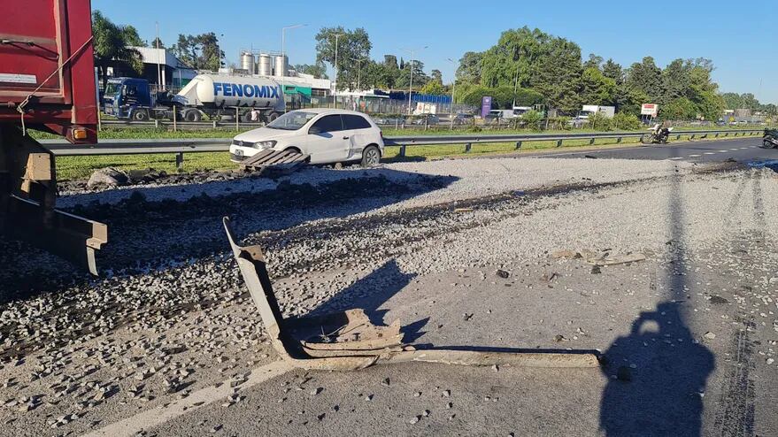 El hecho se produjo pasadas las 7.30 e involucró a dos camiones y seis autos. Hay dos personas heridas.