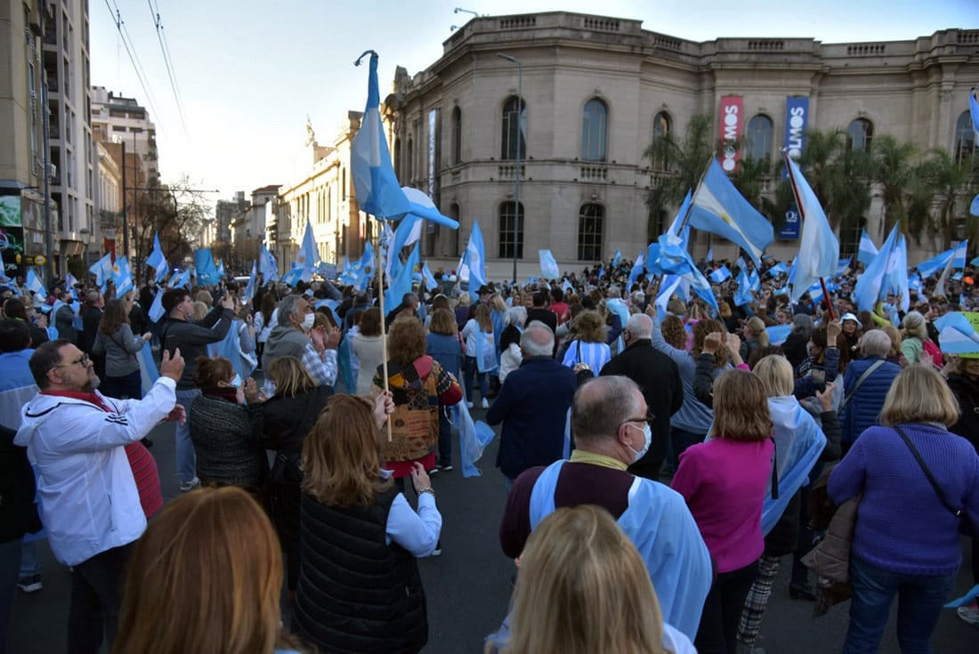 Un grupo de personas se convocó en el Patio Olmos para protestar contra el gobierno (Facundo Luque / La Voz)