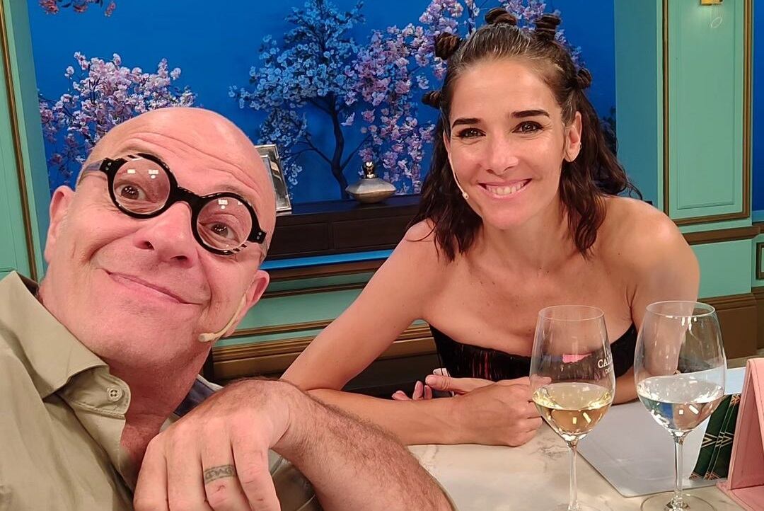 La "selfie" entre Martín "Campi" Campilongo y Juana Viale durante un nuevo almuerzo de domingo en El Trece. (Instagram @campiobra).