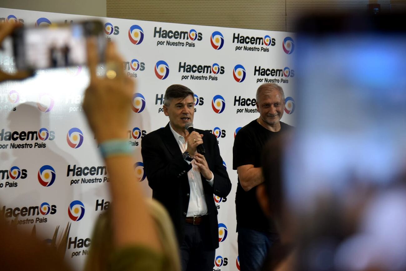 Elecciones 2023. Daniel Passerini y Héctor Pichi Campana en el búnker de Hacemos por Nuestro País. (Facundo Luque / La Voz)