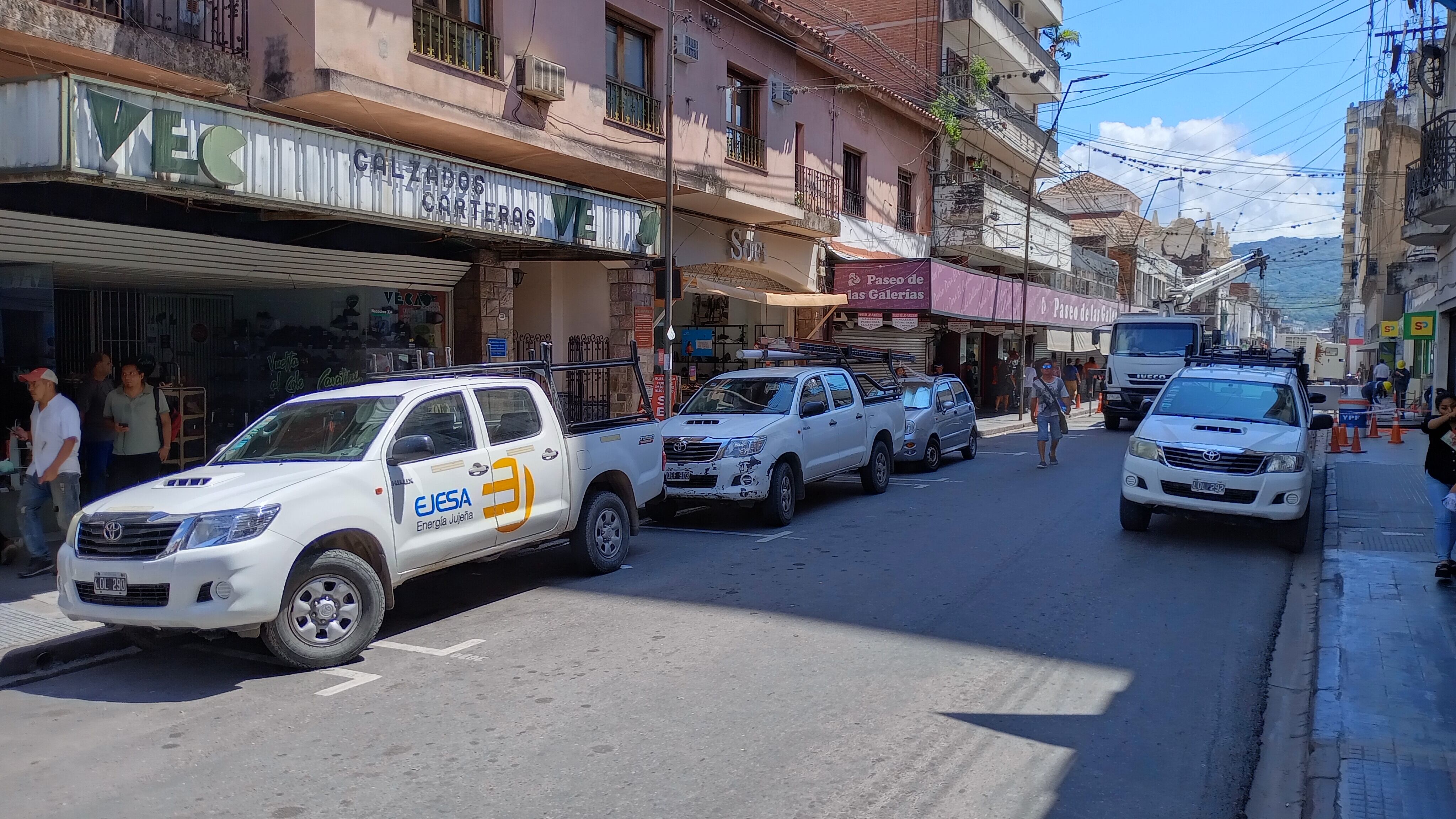 Otro prolongado corte de luz afecta a usuarios del casco céntrico de la capital jujeña. En el sector hace más de doce horas trabajan cuadrillas de la empresa responsable de la provisión de electricidad, para restablecer el servicio.