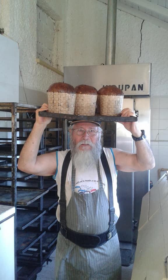 Nicolás Martínez preparando el pan dulce solidario unos años atrás.