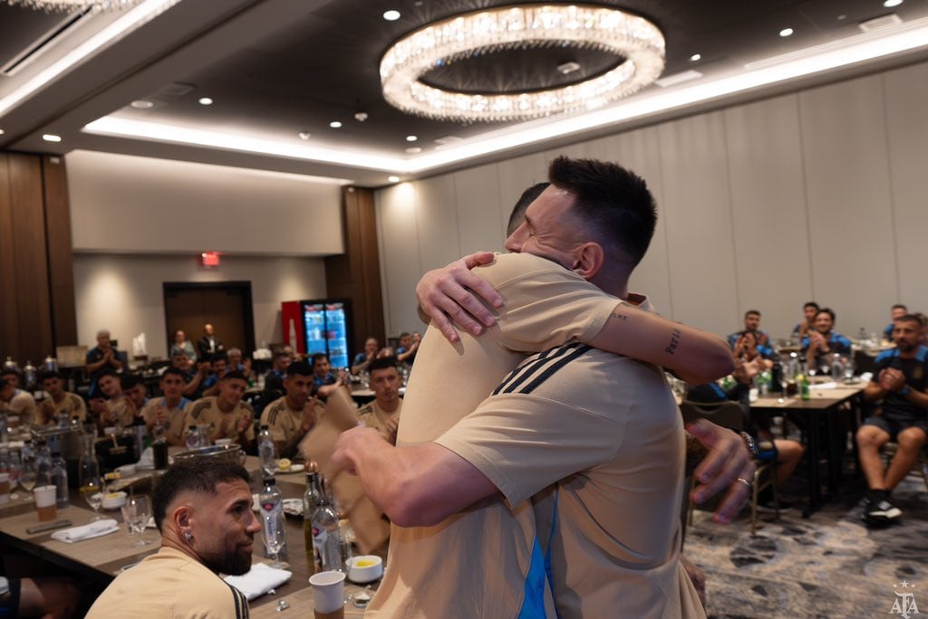 Angelito y Messi se abrazaron este sábado en la última cena con el plantel.