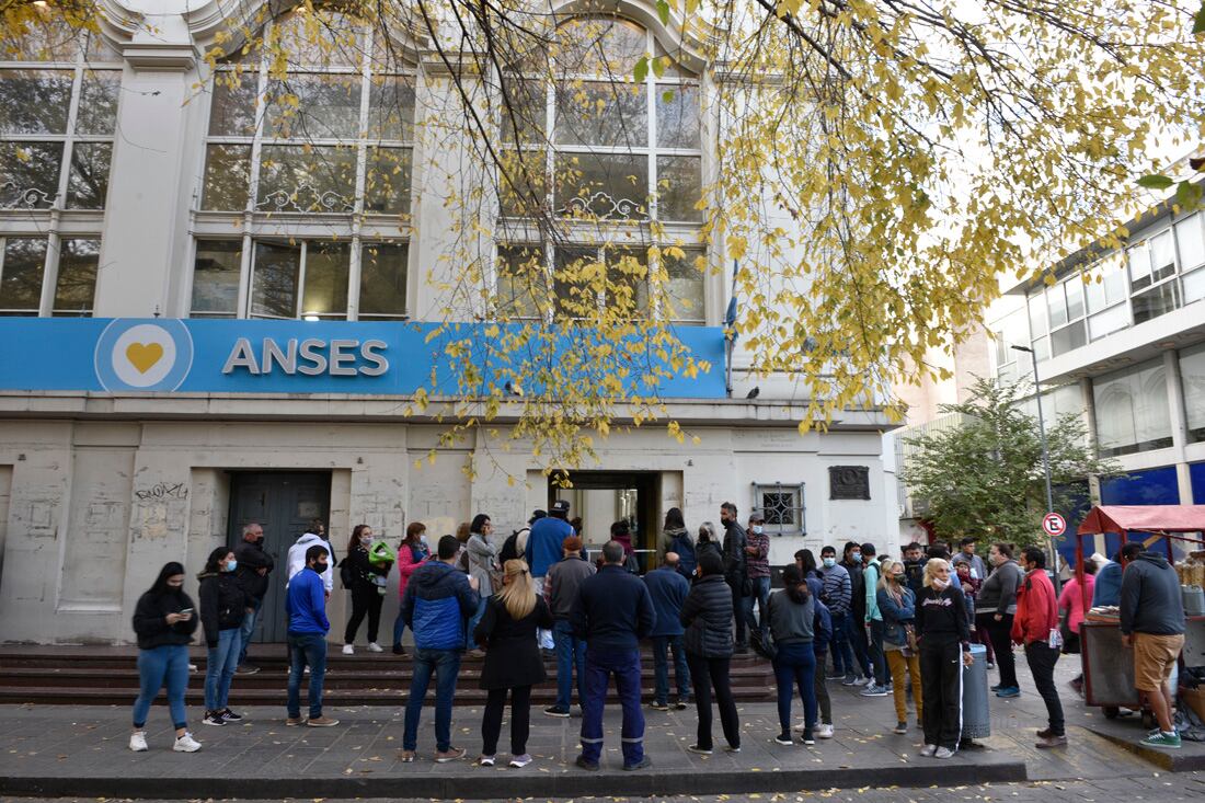 Anses largas filas para conseguir la Ife en la delegación Cordoba del Anses ( Ramiro Pereyra /La Voz)