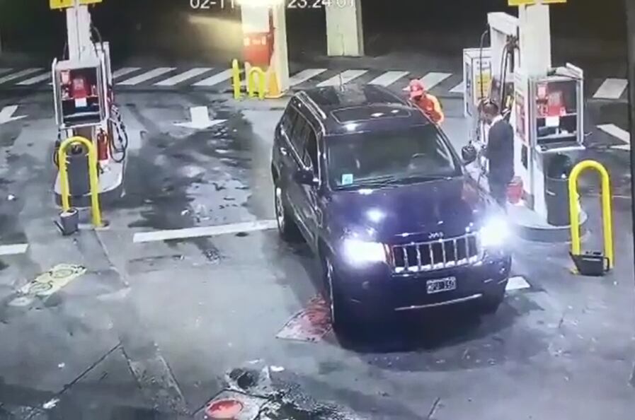 El momento previo al robo, cuando el dueño de la camioneta llegó a la estación de servicio.