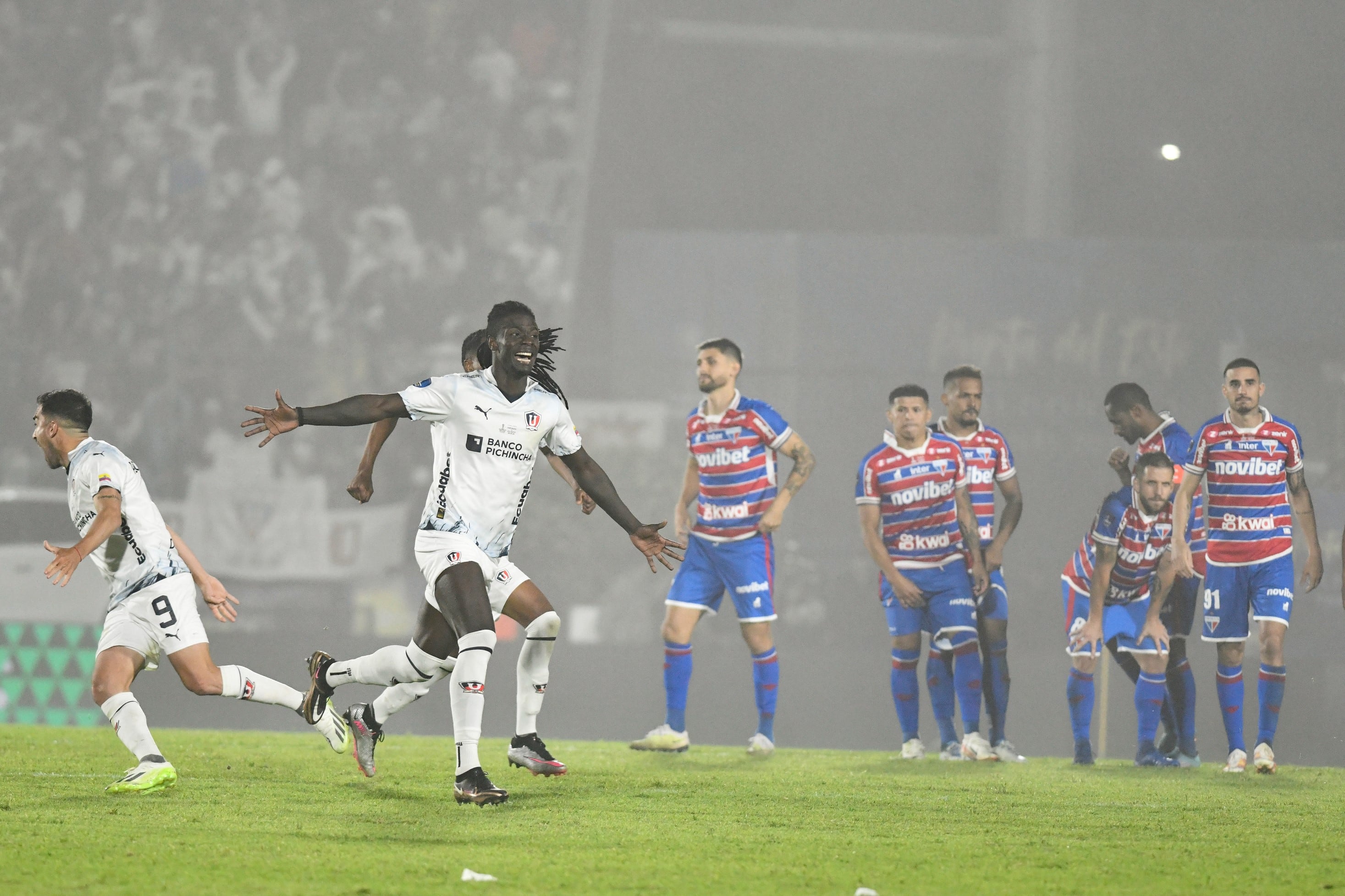 El festejo de Liga de Quito al ganarle por penales a Fortaleza de Brasil en la fina de la Copa Sudamericana 2023. (AP)