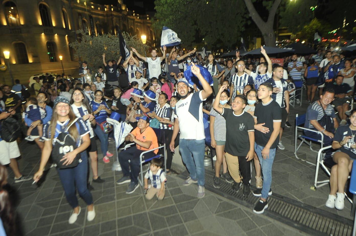 Los hinchas de Talleres que alientan en Córdoba en la final contra Boca por Copa Argentina. (Javier Ferreyra)