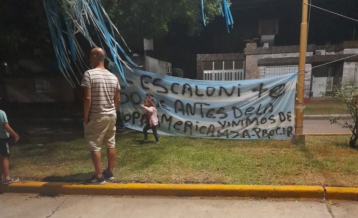 Flavio Sosa, el mendocino que le regaló la camiseta de Atlético Argentino a Lionel Scaloni en Pujato.