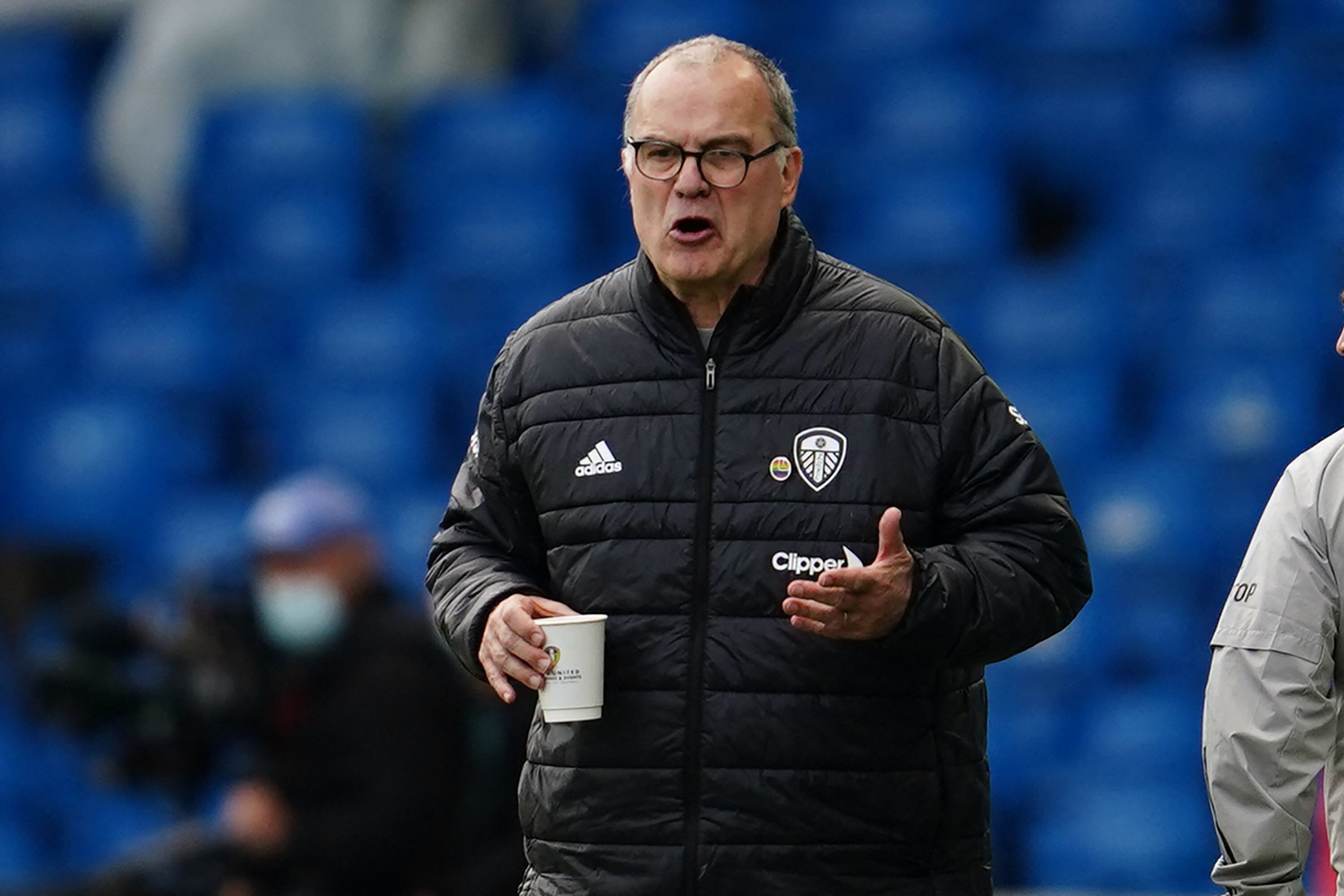 Marcelo Bielsa con los anteojos rotos. (AFP)