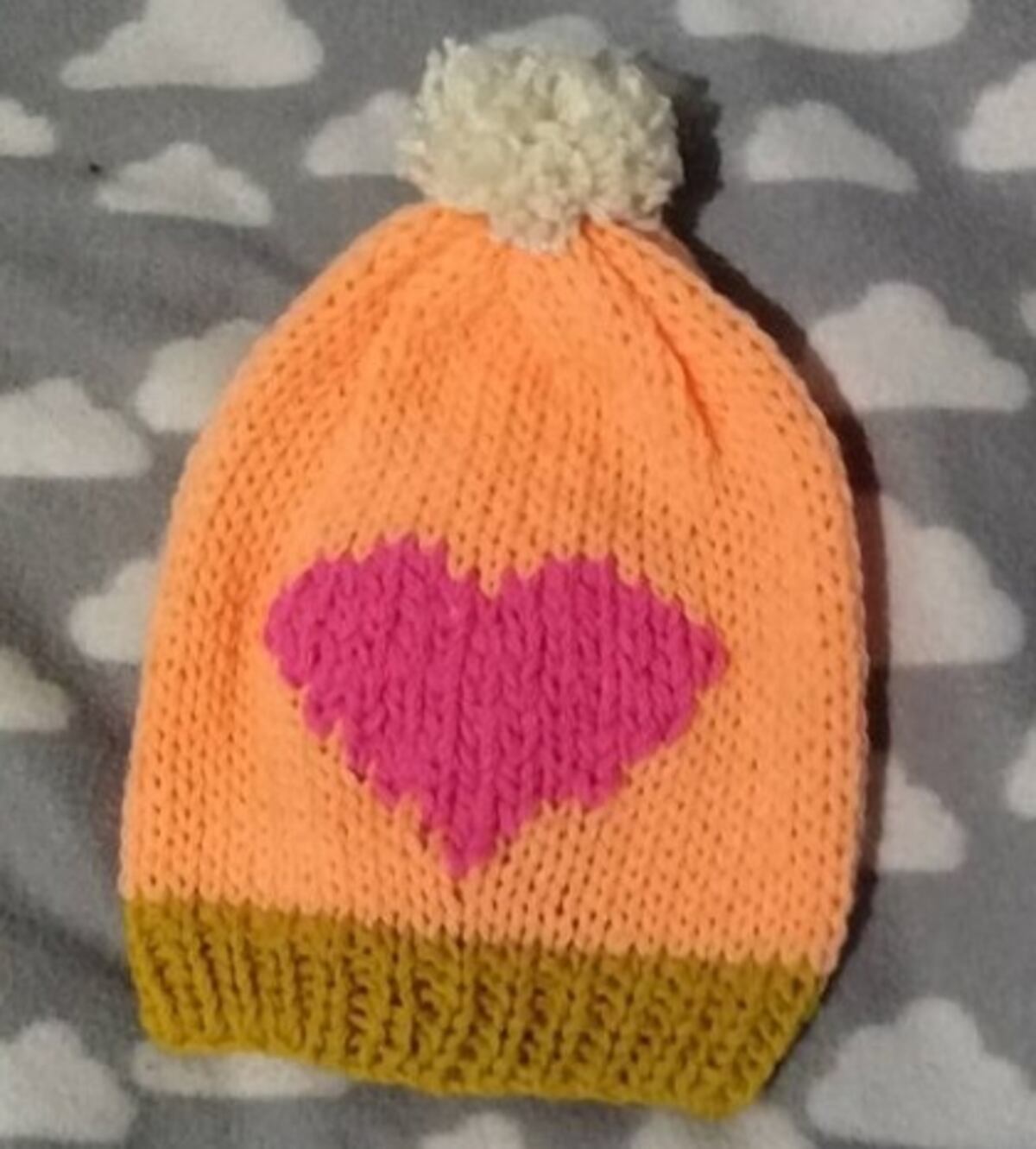 Sanjuanina solidaria teje y regala gorros de lana para pacientes oncológicos