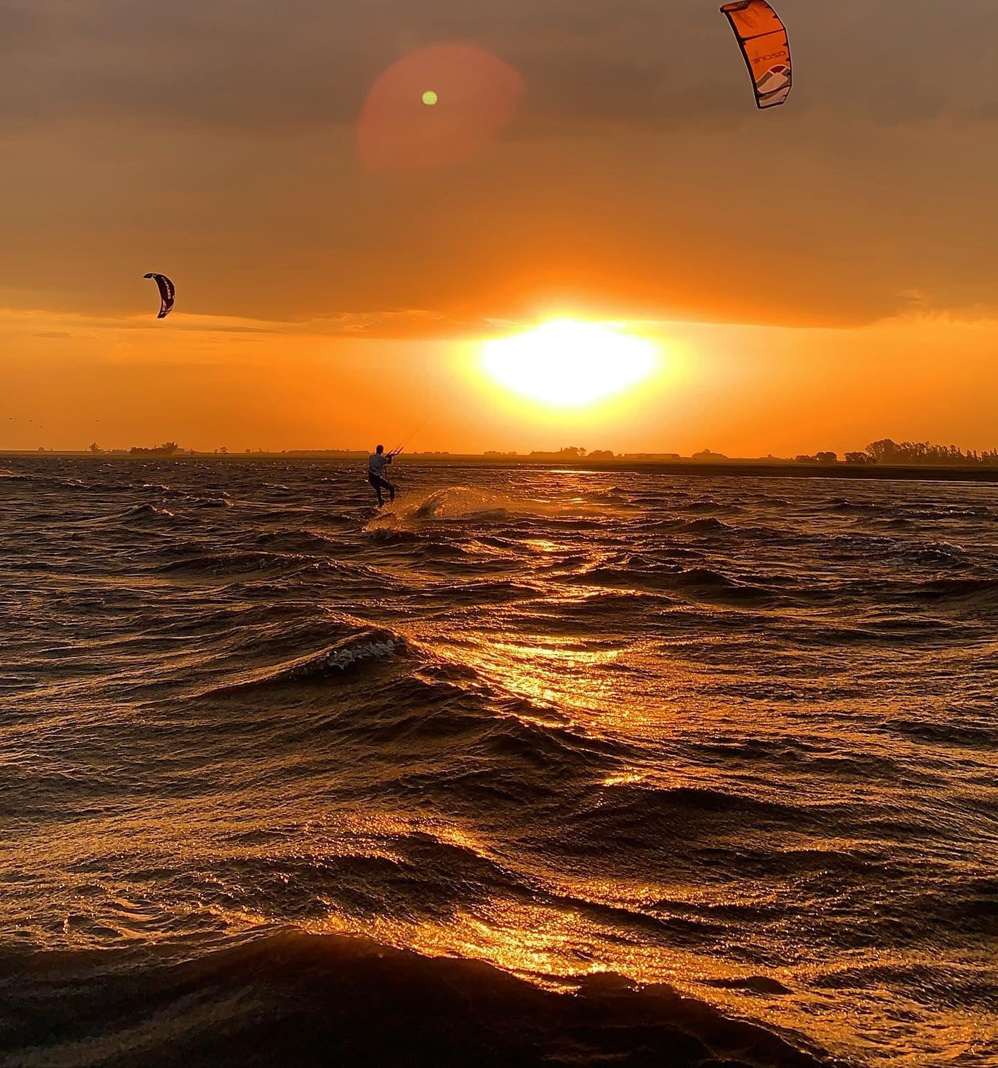 El kitesurf se puede practicar a pleno en la cabecera del departamento General López.