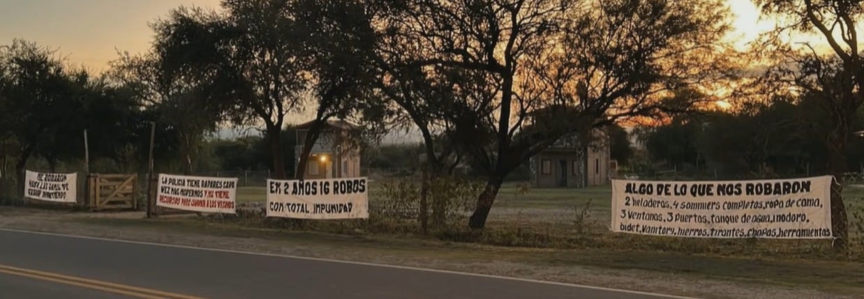 Cansado de los robos, puso pasacalles reclamando a la Policía.