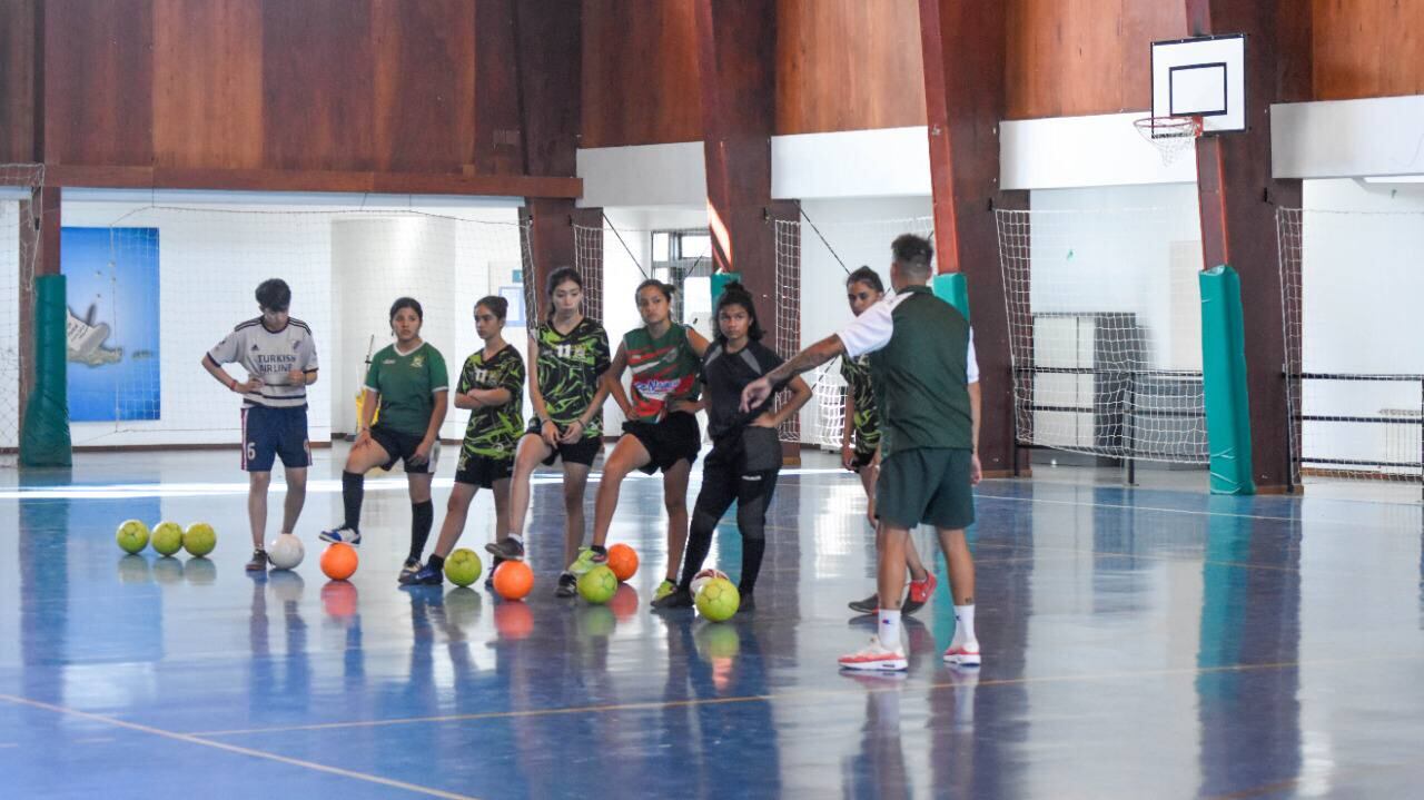 Deportistas del futsal femenino se probaron ante entrenadores de Ferro.