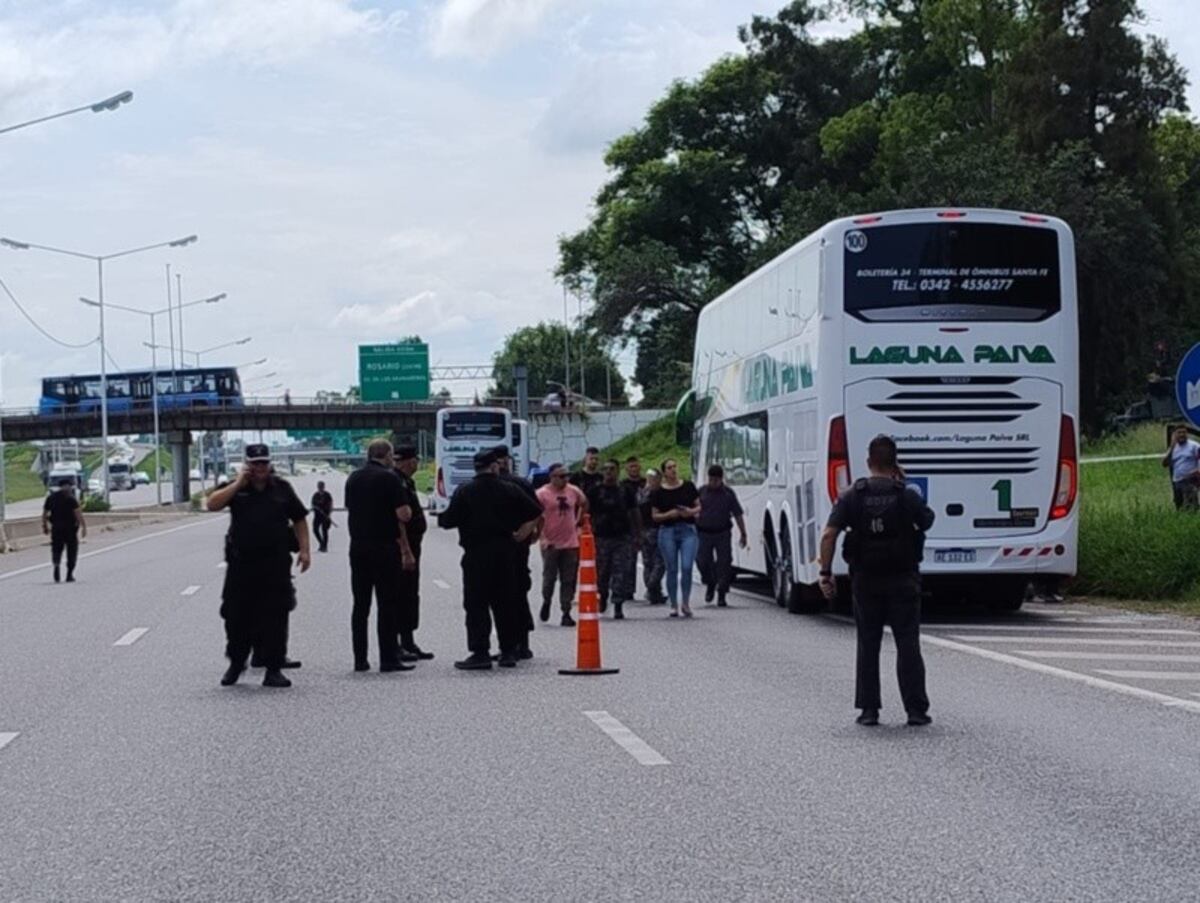 Balearon colectivos que trasladaban personal del Servicio Penitenciario en Rosario: un herido