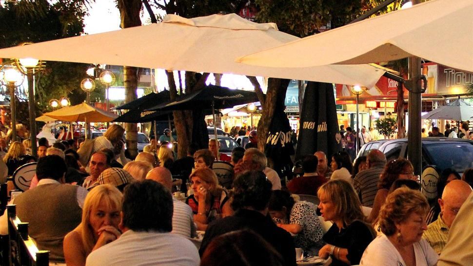 Movida. Tras dos meses de escasa actividad, en Carlos Paz esperan que este “finde” largo se repitan las postales de temporada alta (La Voz). 