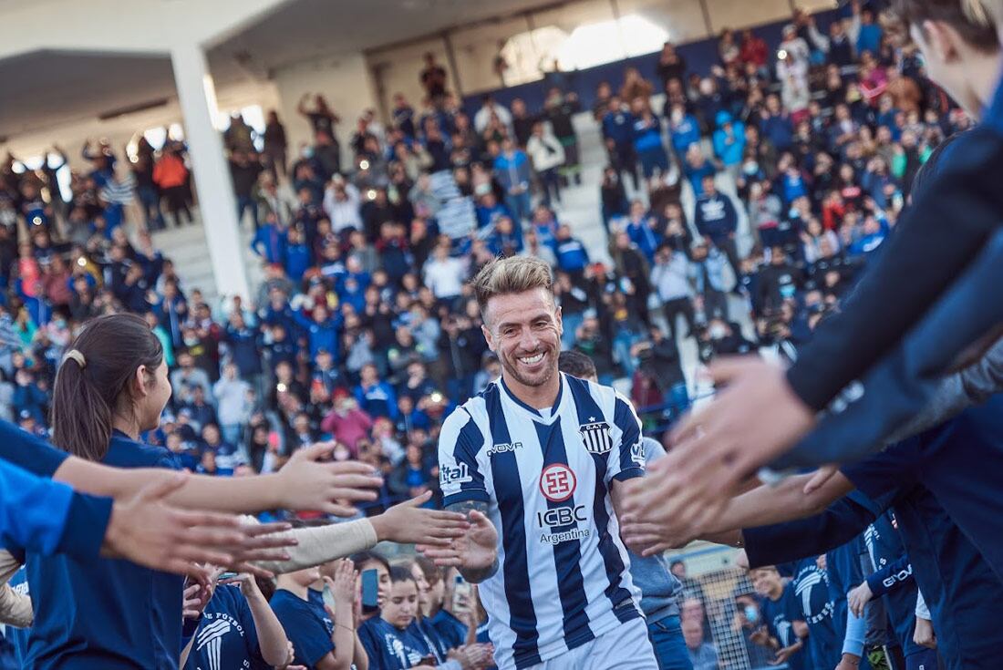 Julio Buffarini y su presentación para el regreso a Talleres en La Boutique de barrio Jardín. (Prensa Talleres)