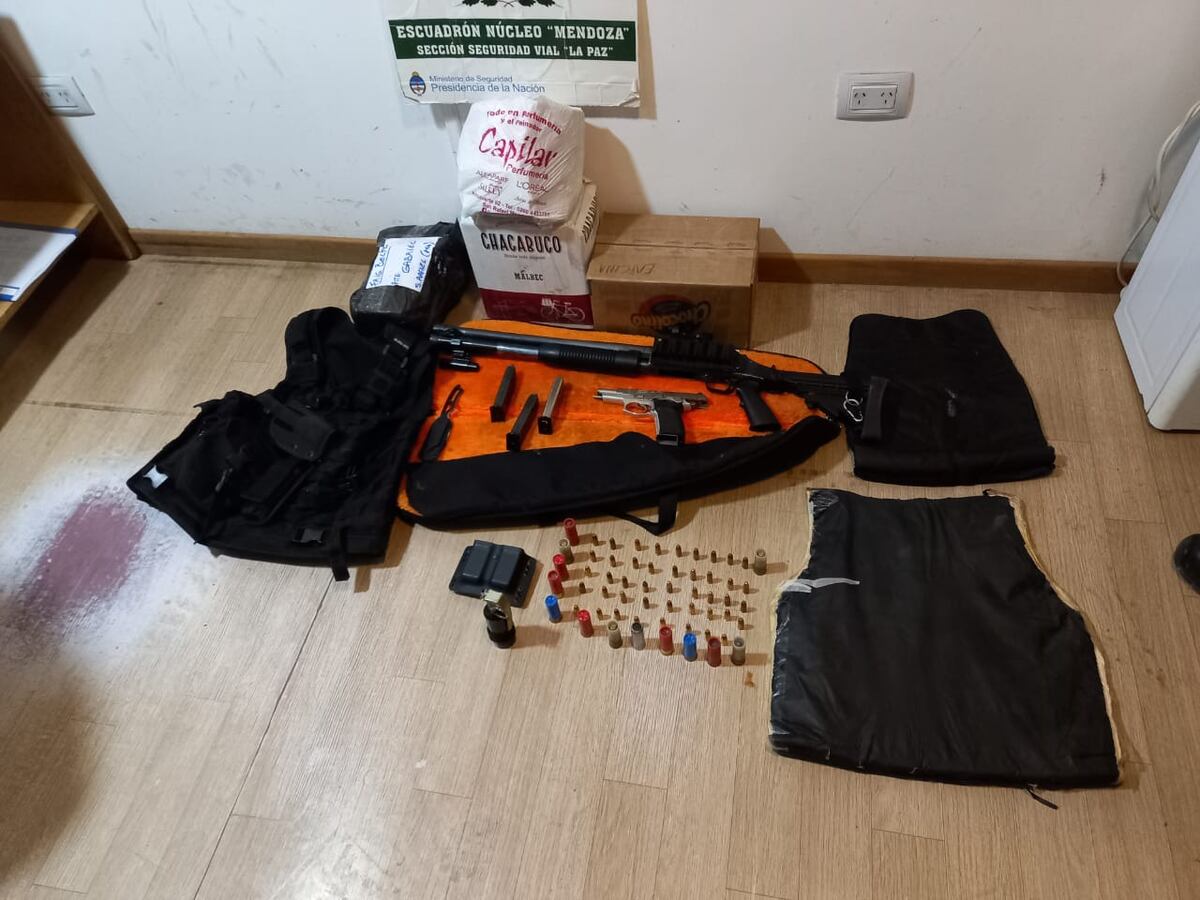 Detuvieron a dos hombres con una granada, armas y dos millones de pesos en La Paz