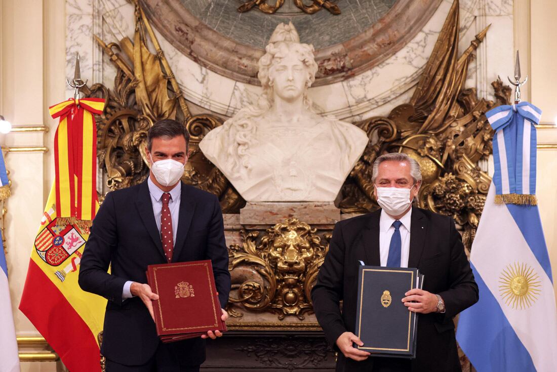 El presidente Alberto Fernández encabezó en el Salón Blanco de la Casa Rosada junto al presidente del Gobierno de España, Pedro Sánchez, la firma de acuerdos bilaterales para profundizar la relación entre ambos países. 
 (Presidencia)