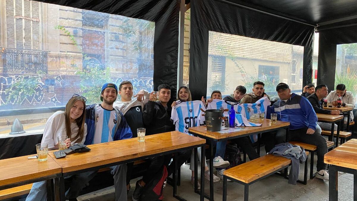 Mundial Qatar 2022: el grupo de cordobeses que “pasó de largo” para ver el partido de Argentina