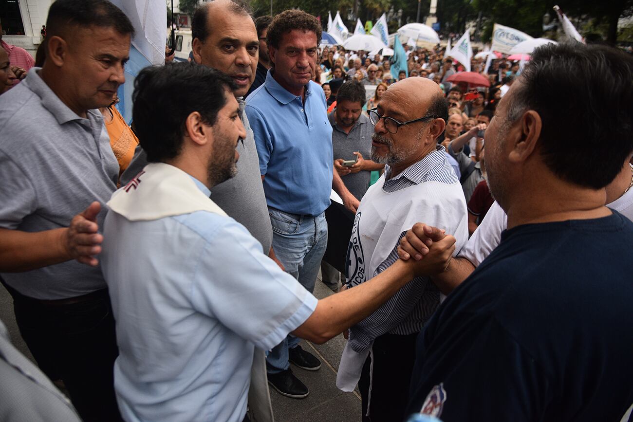 Marchas Personal del SEP fue recibido por el cura Munir Alberto Bracco.