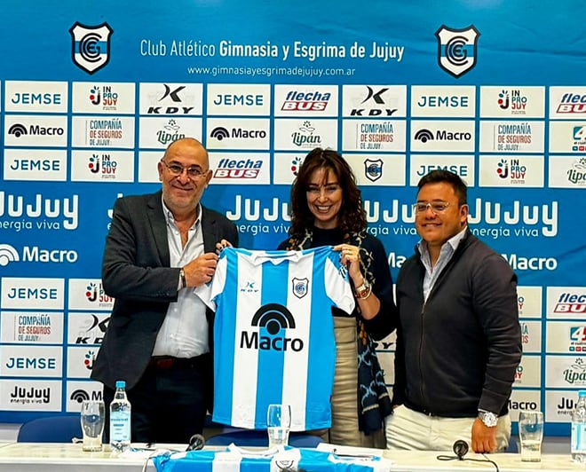 Walter Morales y Andrea Madariaga exhiben la camiseta del "Lobo" tras haber renovado el acuerdo por el cual Banco Macro mantendrá su vínculo como sponsor oficial del Club Gimnasia y Esgrima de Jujuy.