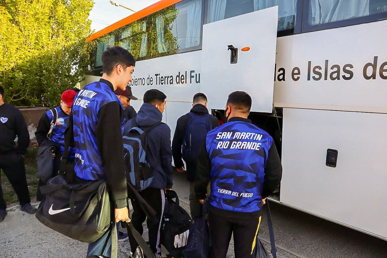 Los equipos de Futsal Fueguinos partieron con alegría hacia en norte.