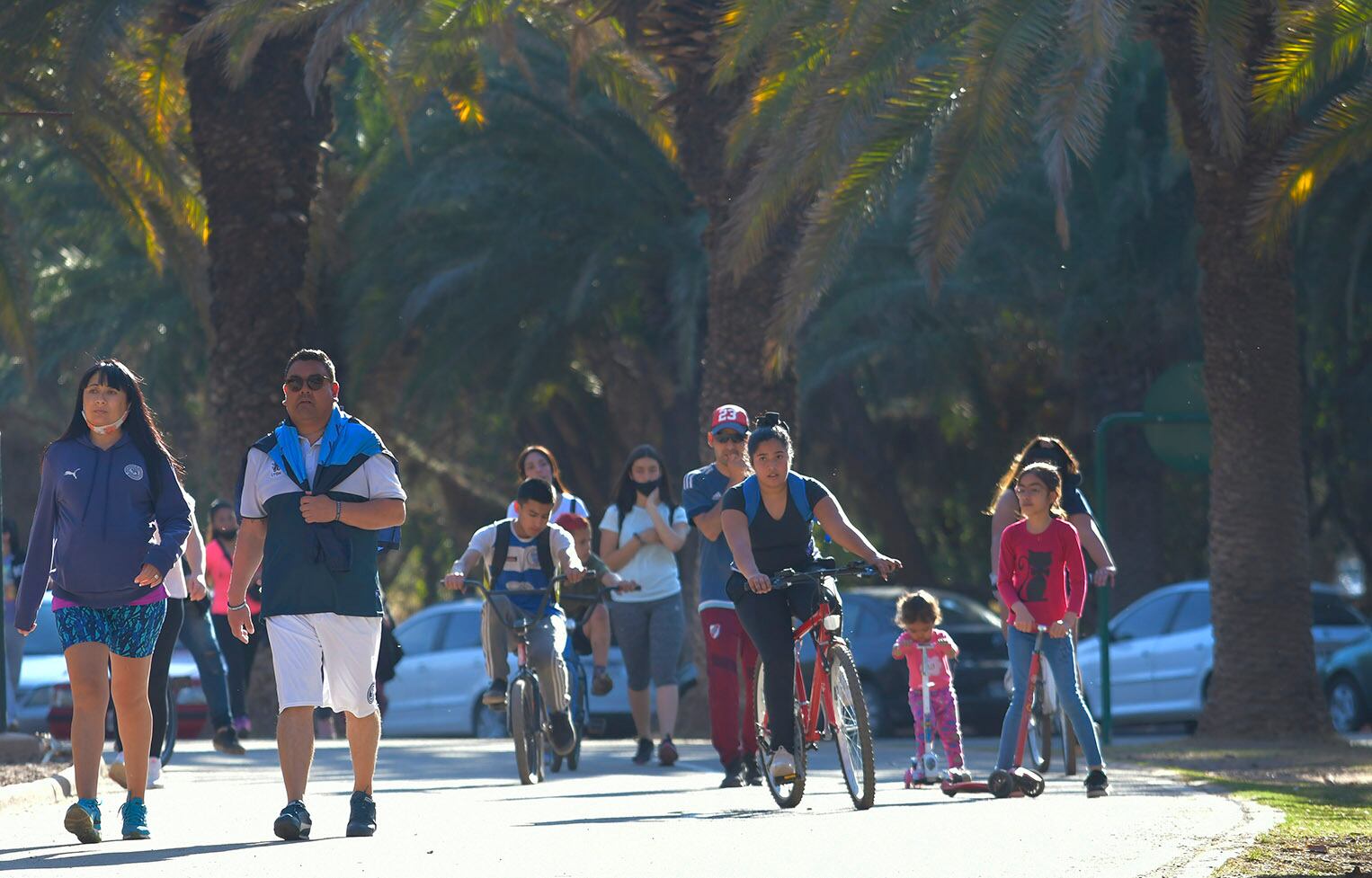 Andar en bici por el parque es uno de los planes familiares. 