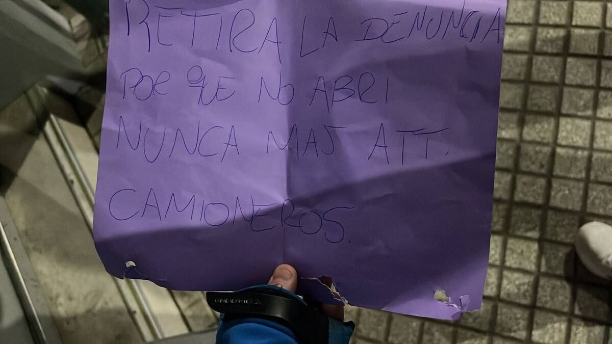 La Justicia encontró un cartel firmado por "camioneros" en la puerta de Razzini Materiales.