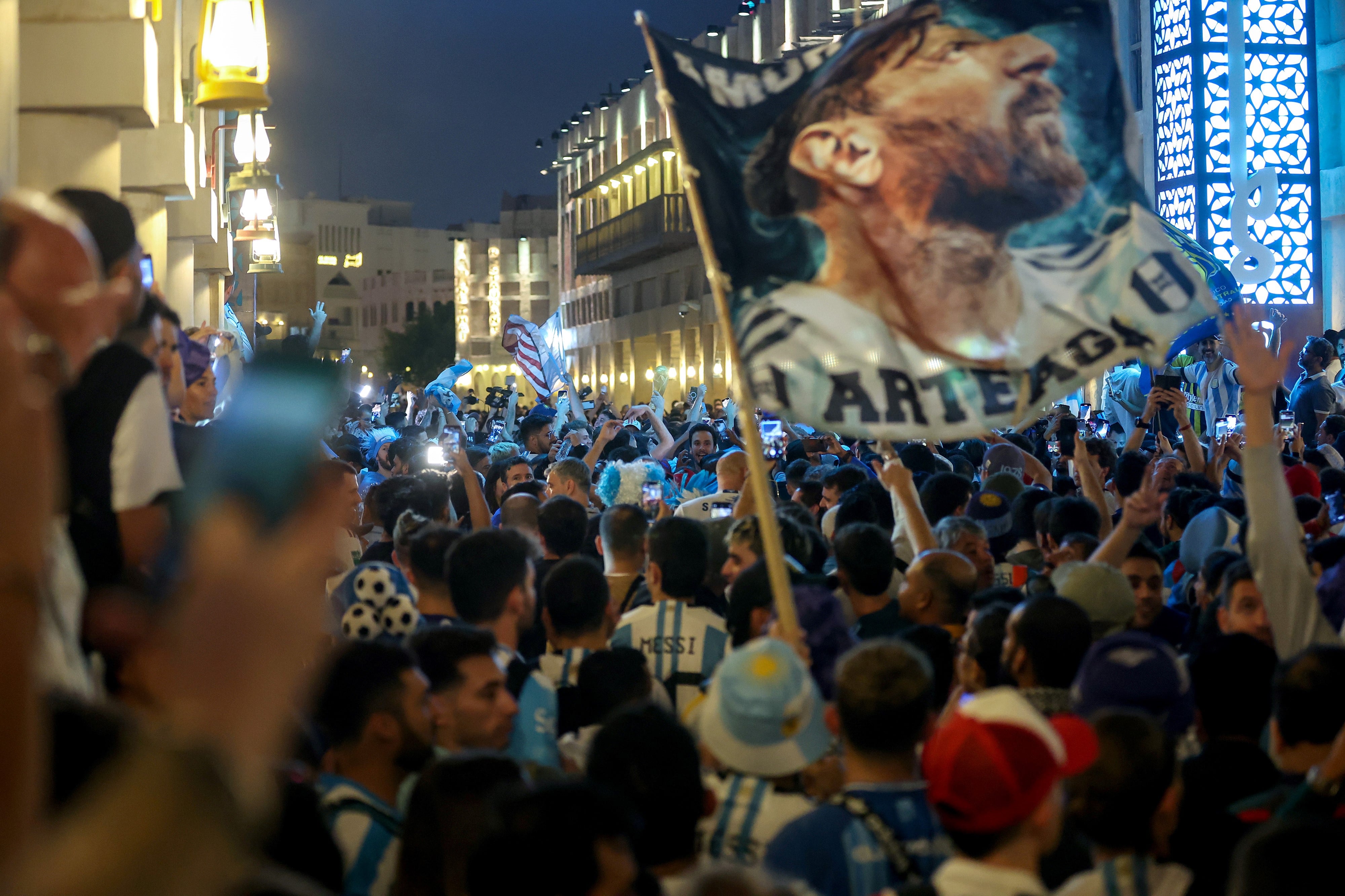 Foto del banderazo de la hinchada argentina en el paseo Souq Waqif