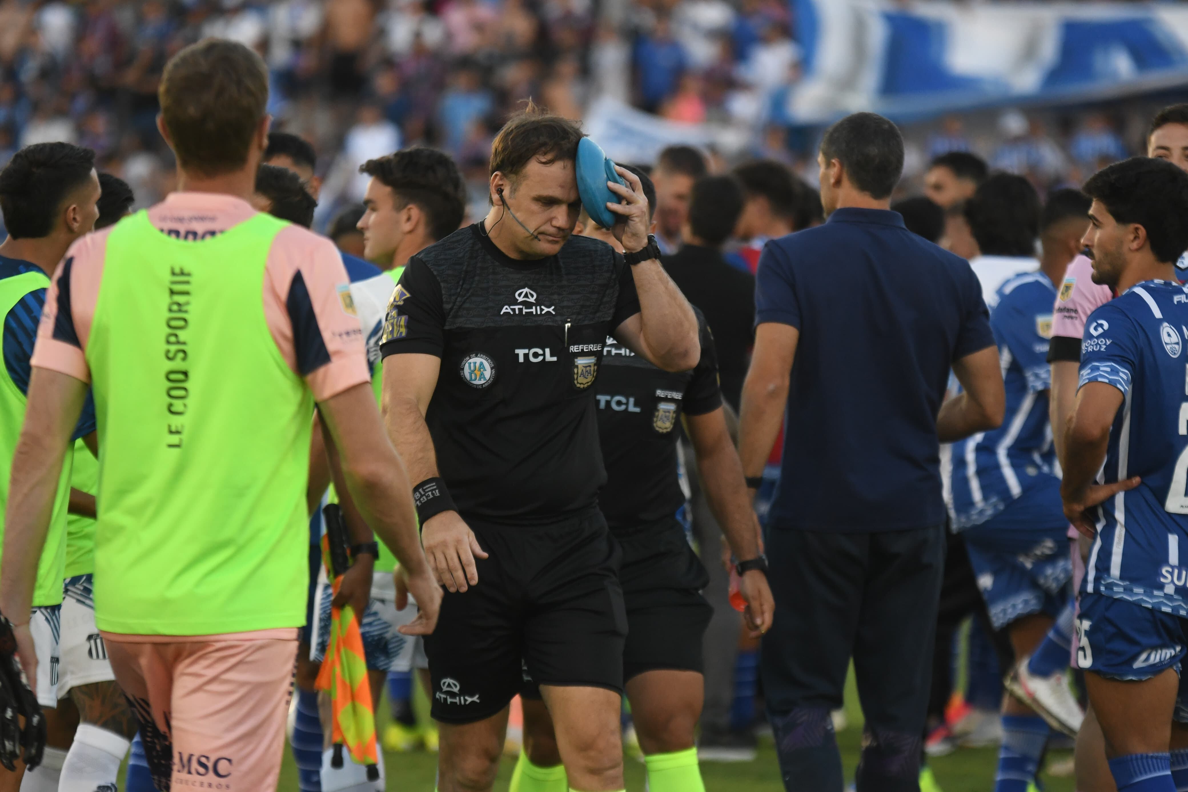 Agresión al juez de línea en el partido Godoy Cruz vs Talleres en la cancha de Mendoza.