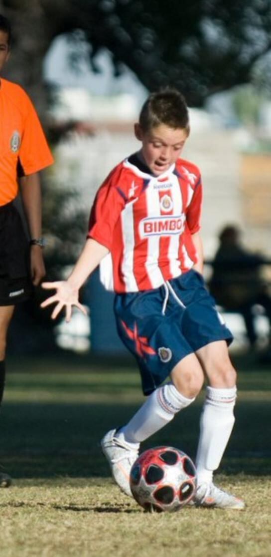 Así lucía Peso Pluma en su infancia como futbolista.