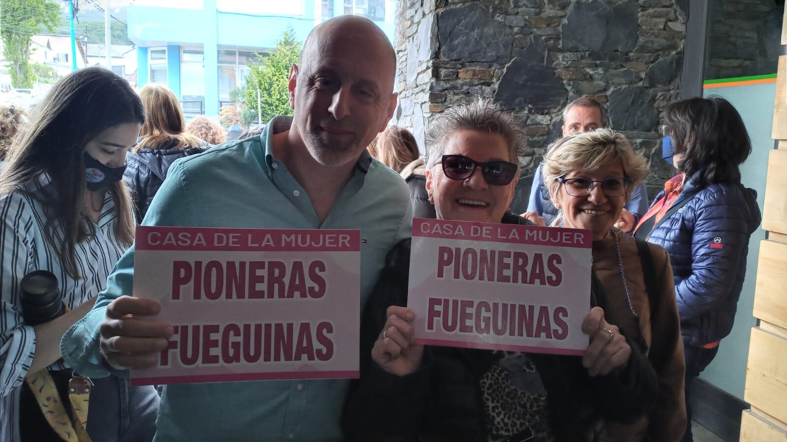 El concejal Javier Branca apoyó la medida desde el inicio. Hoy se reunió con la gente que se apersonó para pedir el cambio de nombre para la Casa de la Mujer a "Pioneras Fueguinas". 