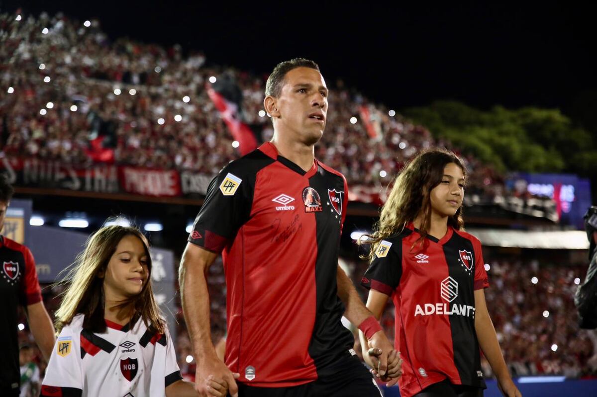 Maxi Rodríguez se retiró en una noche de fiesta con lágrimas y sorpresas