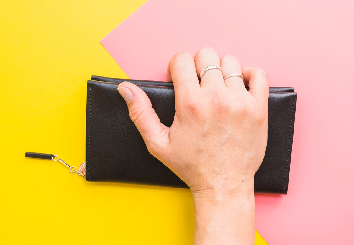 El color que recomiendan usar en la billetera para atraer dinero y abundancia durante Año Nuevo, según el Feng Shui