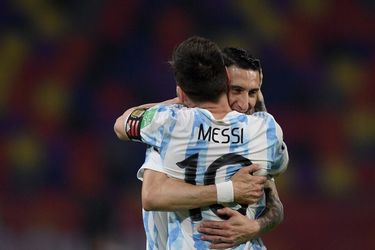 Ángel Di María le puso cumbia a la foto grupal previa al duelo con Colombia