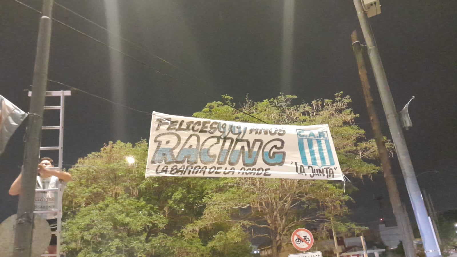 Córdoba amaneció llena de afiches por los 99 años de Racing. (La Voz)